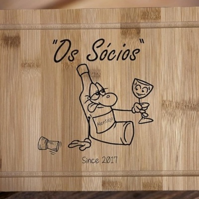 Tábua de cortar de bambú com perfil coleta líquidos