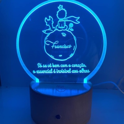 Lâmpada de mesa acrílica iluminada a azul com desenho do Pequeno Príncipe e texto em português