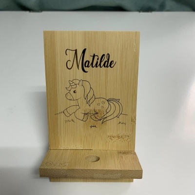 Suporte de telemóvel em madeira com gravação de unicórnio e nome Matilde