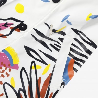 Pano com padrão abstrato colorido e bolso com botão negro