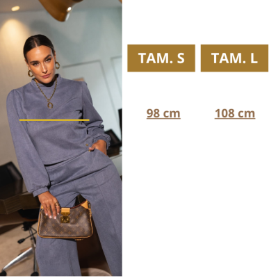 Mulher de suéter cinzento e calças largas segurando mala Louis Vuitton castanha com padrão monograma