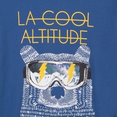 Estampa de urso com óculos e texto LA COOl ALTITUDE em camiseta azul