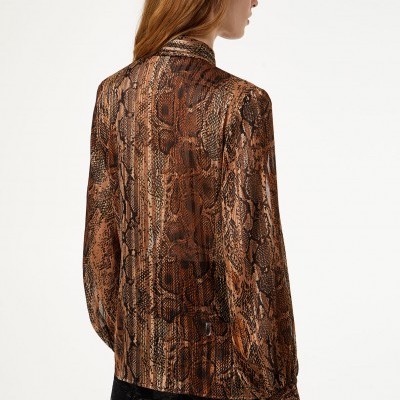 Blusa transparente padrão animal print castanho e preto vista de costas