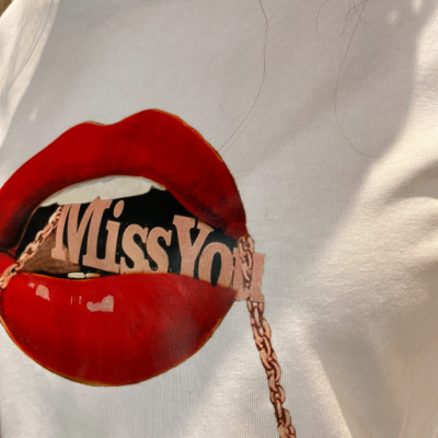 T-shirt mulher branca estampa lábio Miss You 