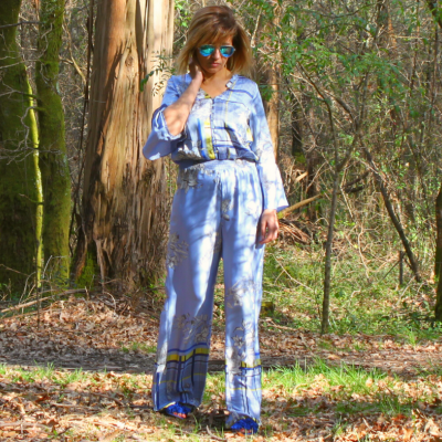 Macacão comprido azul claro com padrão florido