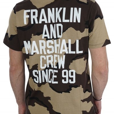 T-shirt camuflada castanho-bege com texto branco nas costas