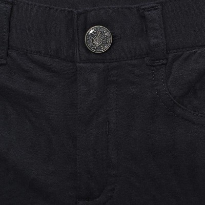 Calças pretas com botão metálico decorado na cintura