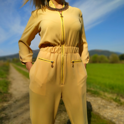 Macacão amarelo com fechos dourados ao ar livre