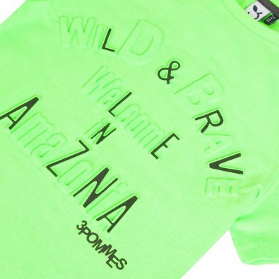 T-shirt verde fluorescente com texto em relevo e preto