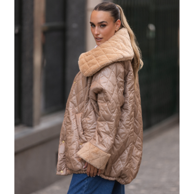 Casaco acolchoado bege com gola e punhos peludos
