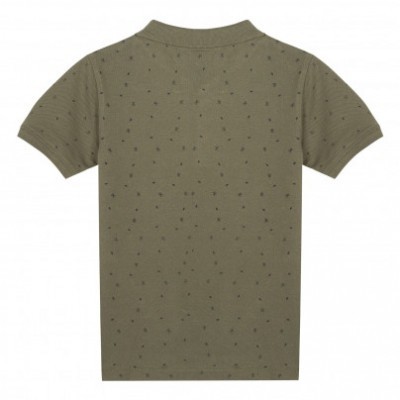 Camiseta verde oliva com padrão de pequenos pontos pretos vista de trás