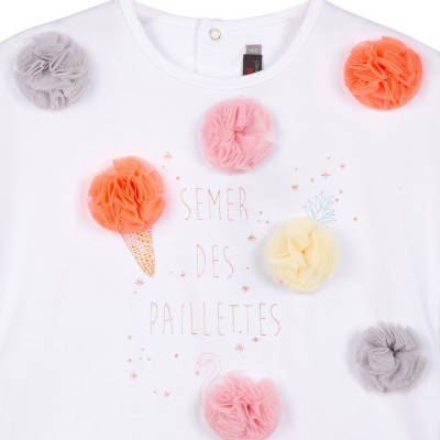 T-shirt branca com flores de tule coloridas e texto em rosa