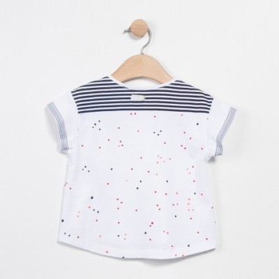 Camiseta branca infantil com riscas azul-marinho e manchas vermelhas e pretas