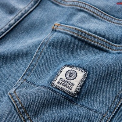 Calças de ganga azuis com etiqueta Franklin Marshall no bolso