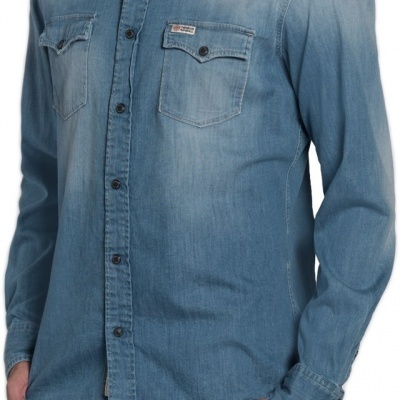 Camisa de ganga azul clara com dois bolsos frontais, usada por homem