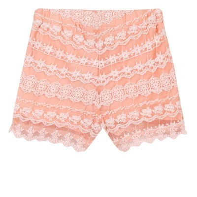 Calções cor de pêssego com renda branca em padrão floral e geométrico