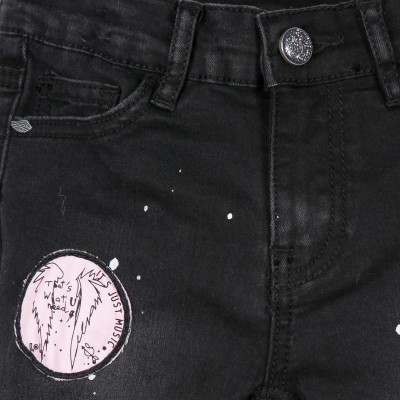 Calças de ganga pretas com estampas em rosa e branco e botões metálicos prateados