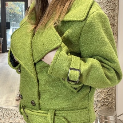 Casaco verde felpudo com botões e cinto com fivela