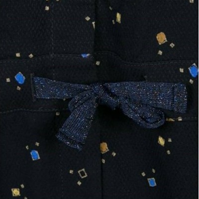 Calça preta com cordão azul e padrão geométrico colorido