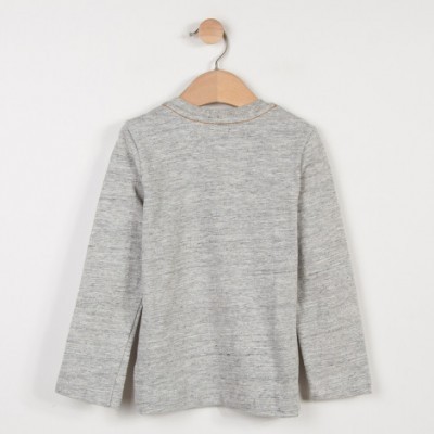 Camisola cinzenta de manga comprida pendurada em cabide de madeira