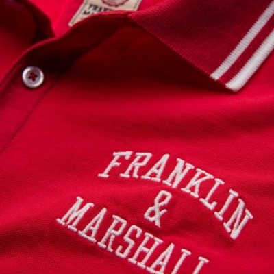 Polo vermelho com texto bordado branco FRANKLIN & MARSHALL