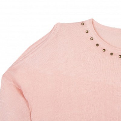 Camisola rosa clara com tachas metálicas na gola