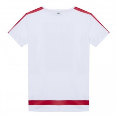 T-shirt branca com detalhes vermelhos vista de costas