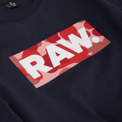 Camisola azul escura com logótipo RAW colorido
