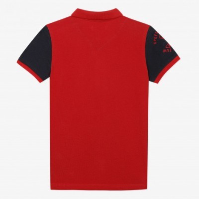 Polo vermelho com mangas pretas com texto vermelho na manga