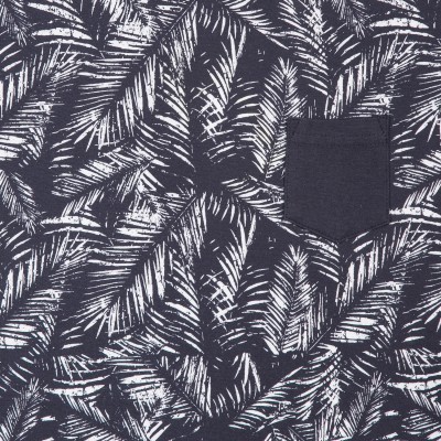 Pano com padrão de folhas branco e preto com bolso preto