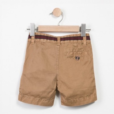 Calções de criança bege com cinto castanho e vermelho