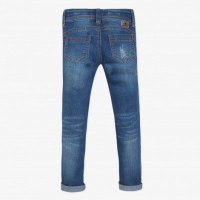 Calças de ganga azuis com bolsos traseiros e bainha dobrada