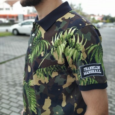 Polo camuflado com folhas verdes e logótipo Franklin Marshall na manga