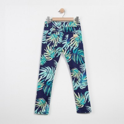 Calças com padrão de folhas tropicais penduradas num cabide