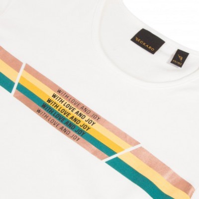 T-shirt branca com faixas coloridas e texto impresso