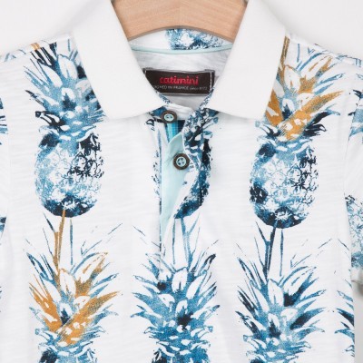 Polo infantil branco com padrão de ananases azuis e dourados e gola branca