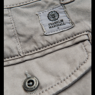 Bolso traseiro de calças bege com etiqueta Franklin Marshall