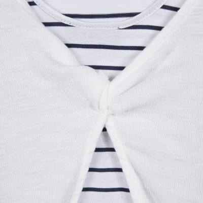 Peças de vestuário branca de malha com nó e peça branca com riscas pretas