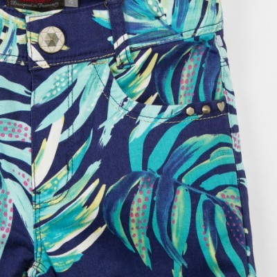 Calças azuis com padrão floral colorido e detalhes metálicos