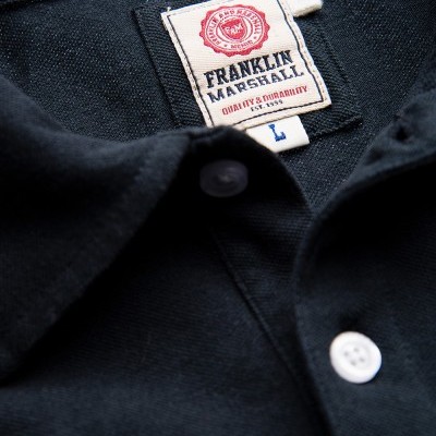 Camisa preta com etiqueta Franklin Marshall e botões brancos