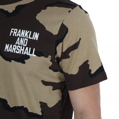 T-shirt masculina com padrão camouflage e texto Franklin and Marshall