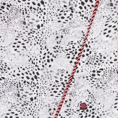 Tecido branco com manchas pretas e fita rosa/preto trançada