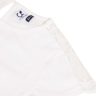 Camisola branca com gola redonda e padrão texturizado na manga direita