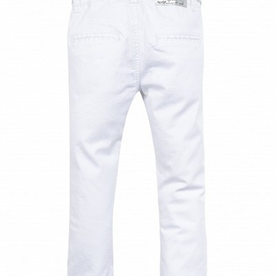 Calças brancas de tecido com cinto trançado e etiqueta no cós