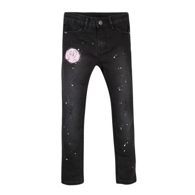 Calças de ganga pretas com manchas brancas e adesivo rosa no bolso esquerdo