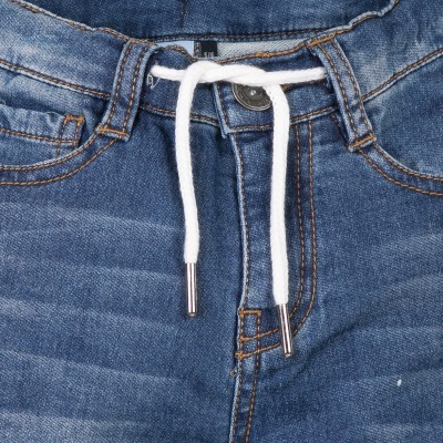 Calças de ganga azuis com cordão branco e botão metálico