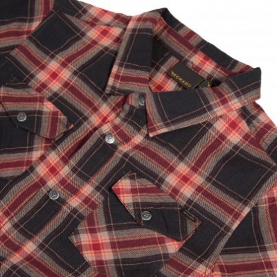 Camisa xadrez vermelha e preta com bolsos e botões