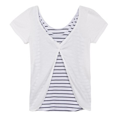 Camisola feminina branca com sobreposição e riscas pretas e brancas