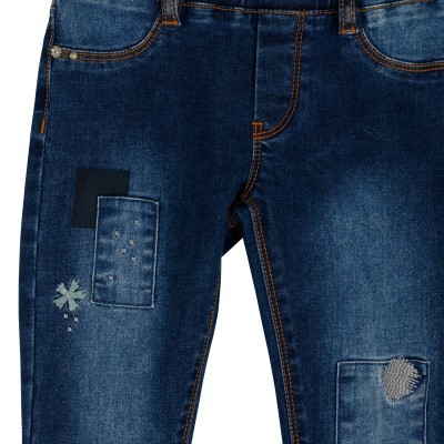 Calças de ganga azuis com remendos e bordado