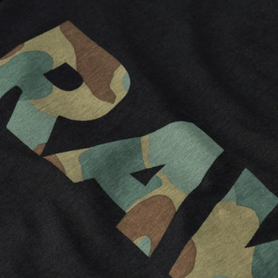 Tecido preto com letras camufladas em verde, castanho e bege